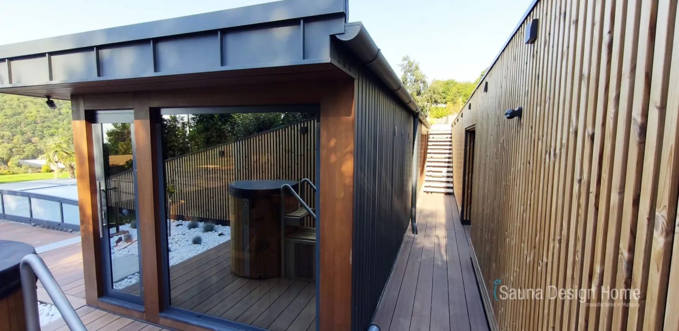 Sauna mit Terrasse und Whirlpool
