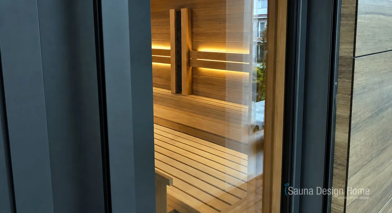 Maßgefertigte Sauna mit Glastür