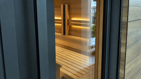 Maßgefertigte Sauna mit Glastür